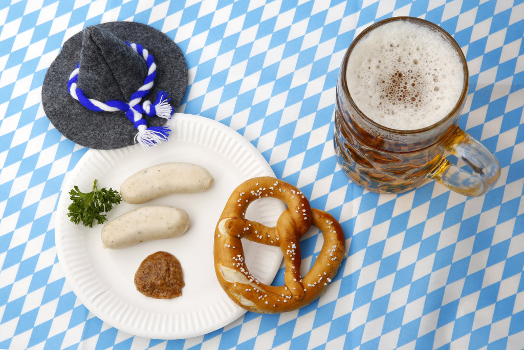 Weißwürste, Bier, Brezel und Hut zum Oktoberfest