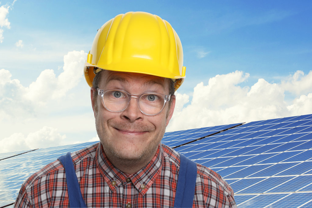 Bauarbeiter vor Photovoltaikanlage