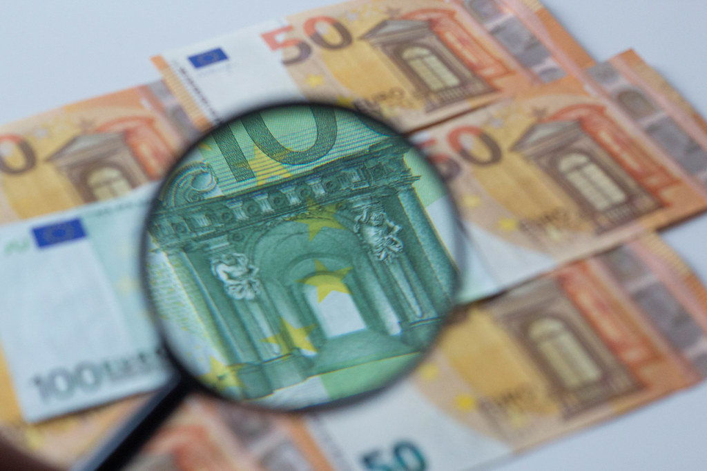 100 Euro Geldschein unter der Lupe