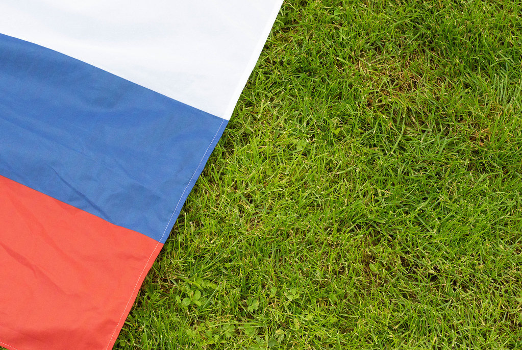 Russische Flagge auf dem Rasen
