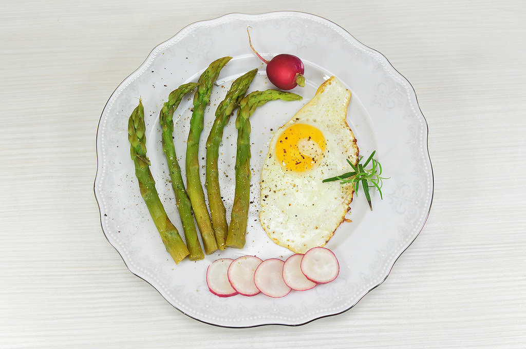 Asparagus with fried egg