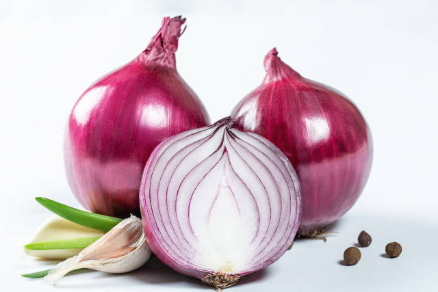 Purple onion and garlic with pepper