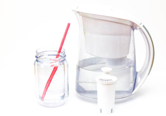 Gefiltertes Wasser im Glas mit Strohhalm