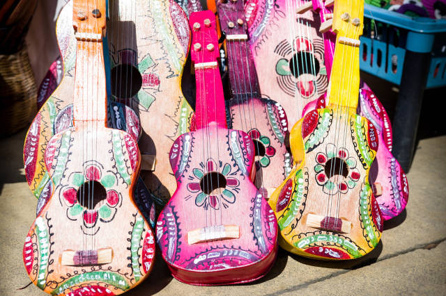 Bunte, kunstvoll gefertigte Spielzeug-Gitarren