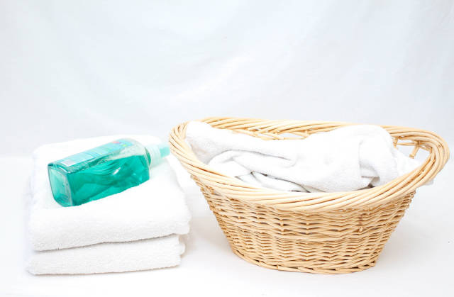 Wäschekorb, Flüssigseife und Handtücher