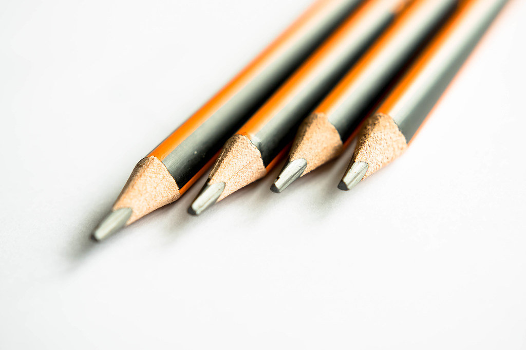 Eine Reihe schwarz-orangefarbener Bleistifte
