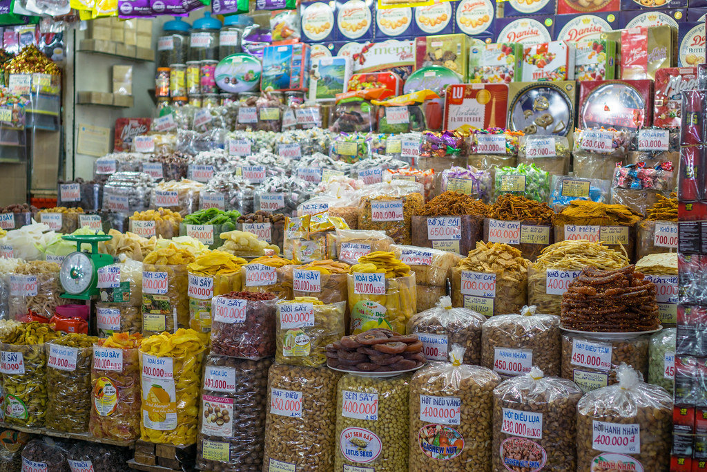 Große Auswahl an Knabberzeug und Trockenfutter am Markt Ben Thanh in Saigon