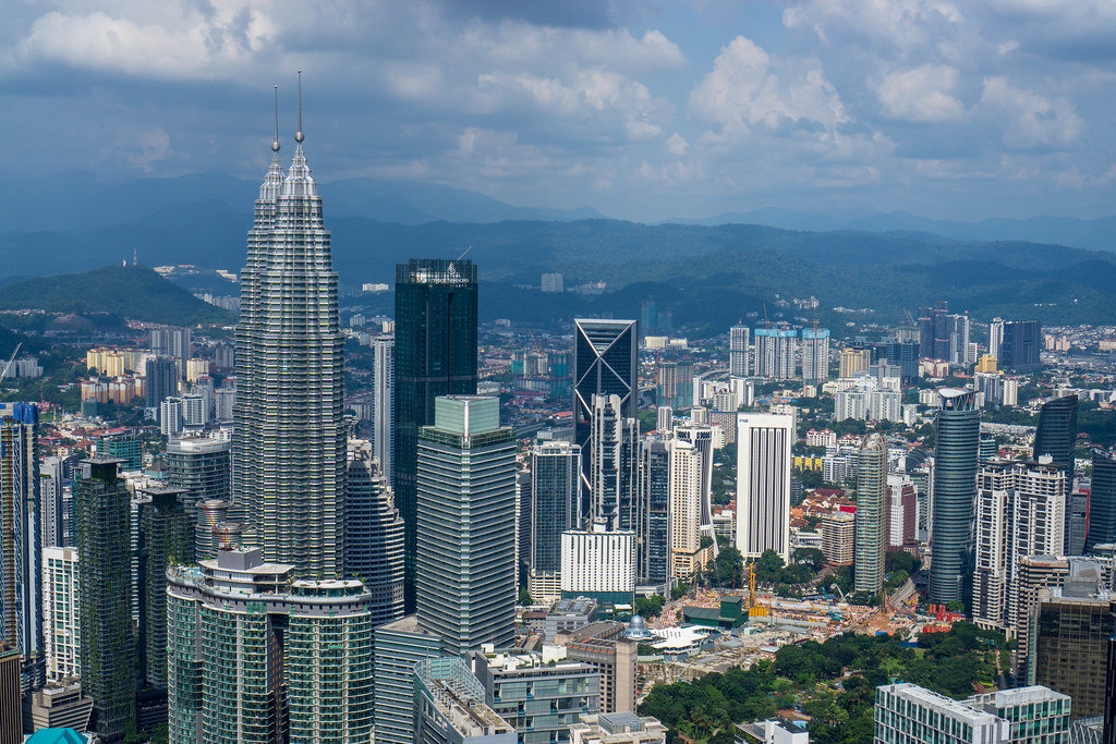 View Of Jalan Ampang District With Petronas Twin Towers From Kl Tower In Kuala Lumpur Kostenloses Foto Auf Ccnull De
