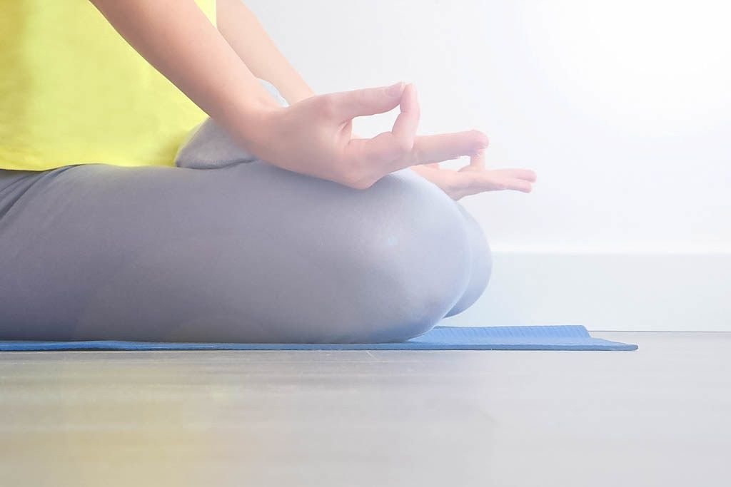 Konzentrationsübungen zur Bewusstseinserweiterung, auf einer Yogamatte