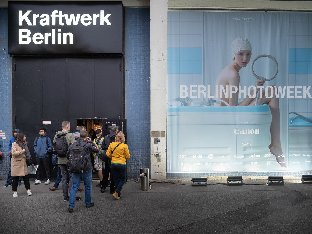 Menschen stürmen auf den Eingang des Fotoevents – Berlin Photo Week