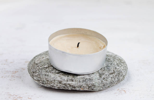 Teelicht auf Stein / Grey Stone and a Candle