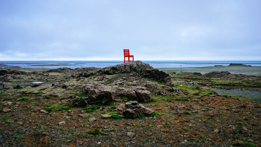 Art Installation of red chair in the middle of the field / Art Installation von roten Stuhl in der Mitte des Feldes