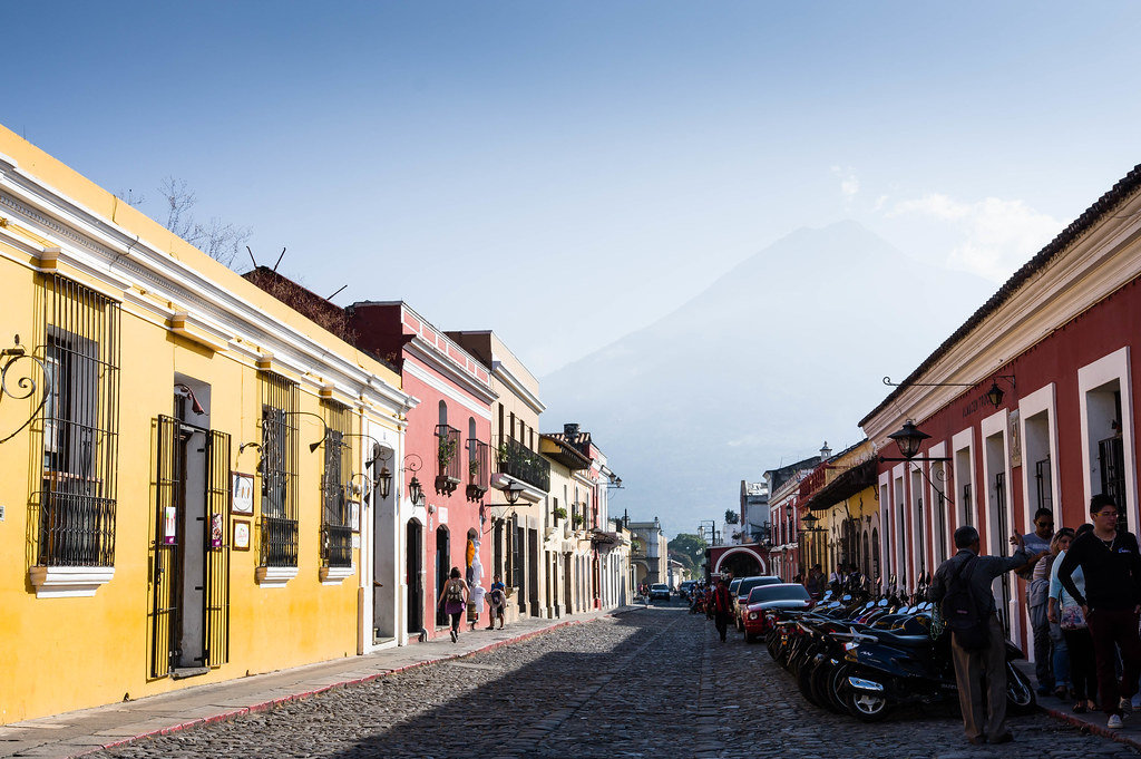 Eine bei Touristen beliebte Straße in Antigua, Guatemala
