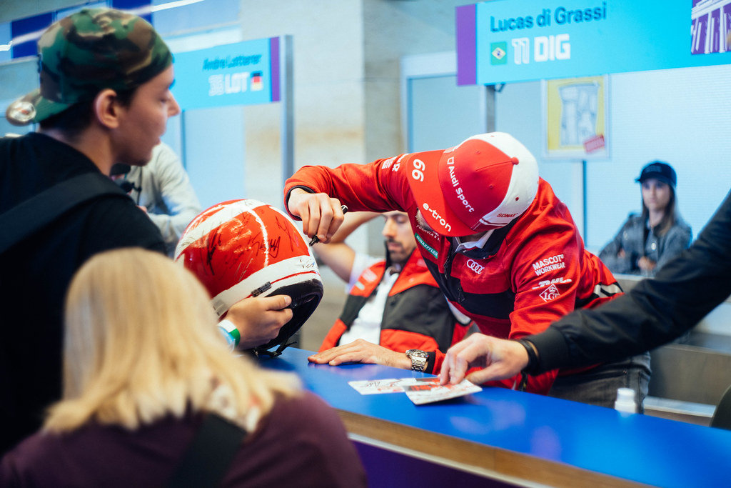 Daniel Abt singing fan’s Niki Lauda tribute helmet