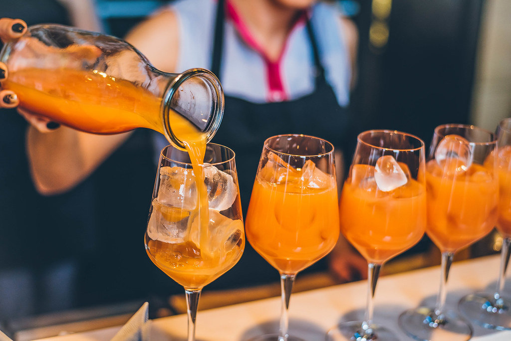 Cocktails mit Mango, Orange und Eis