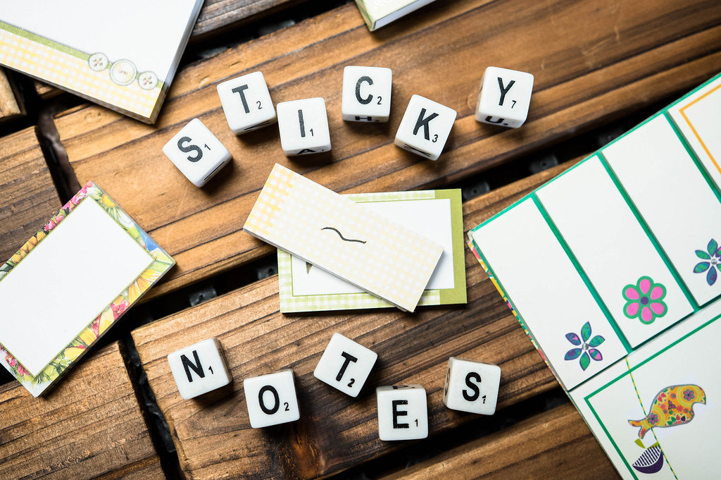 STICKY NOTES geschrieben mit Würfeln und Klebezettel drumherum