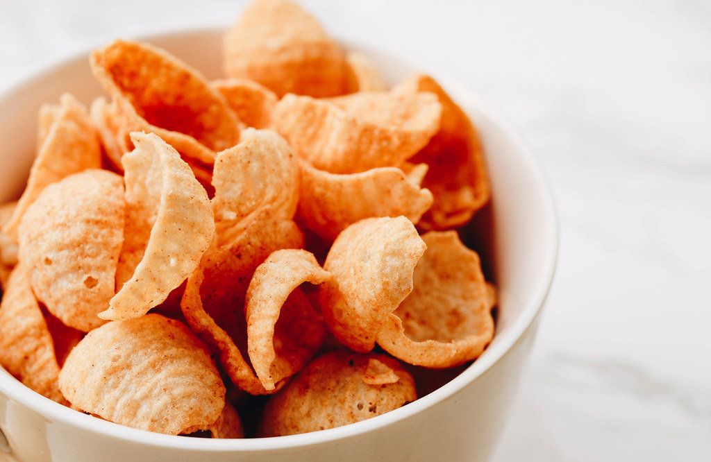 Nahaufnahme von Chips mit Humus und Paprika Geschmack