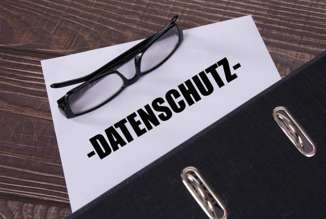Office folder with glasses and Datenschutz text