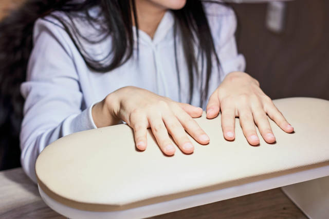 A bride came to a manicure salon before the wedding ceremony