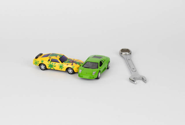 Verkehrsunfall. Spielzeugautos