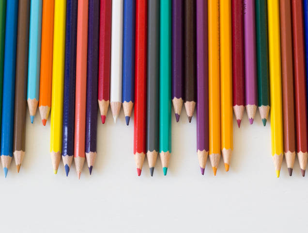 Bleistifte verschiedener Farben arrangiert im Zick-Zack-Muster
