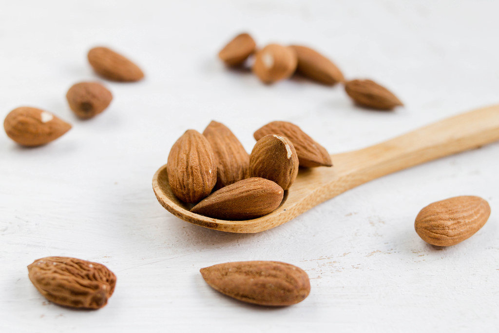 Almonds on wooden spoon (dt. Mandeln)