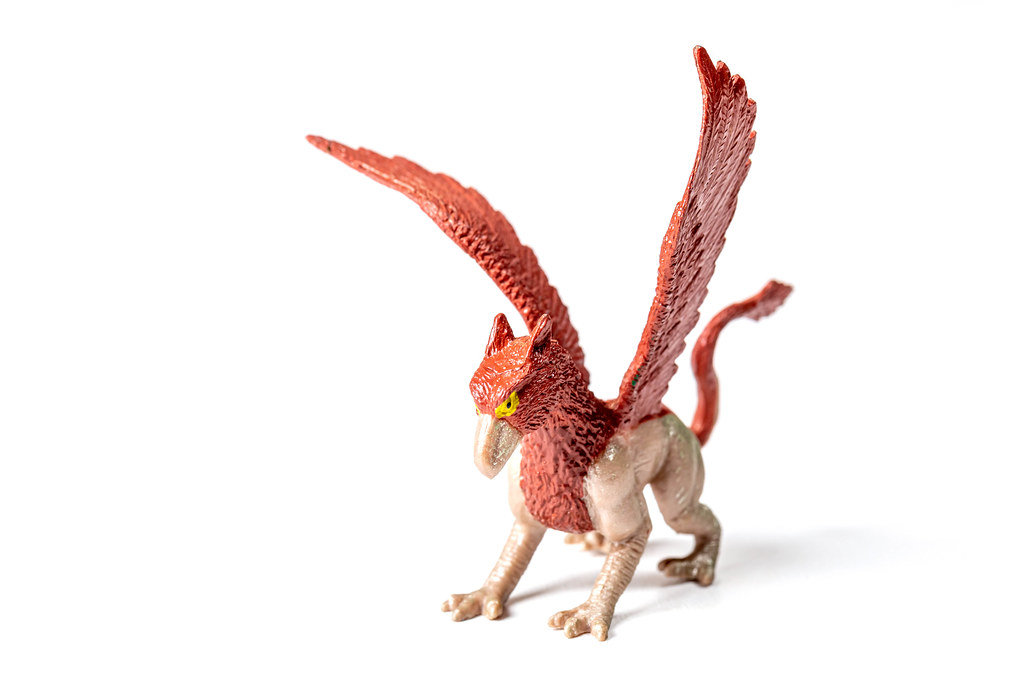 Fabeltier-Figur aus Kunststoff: Greif auf weißem Hintergrund