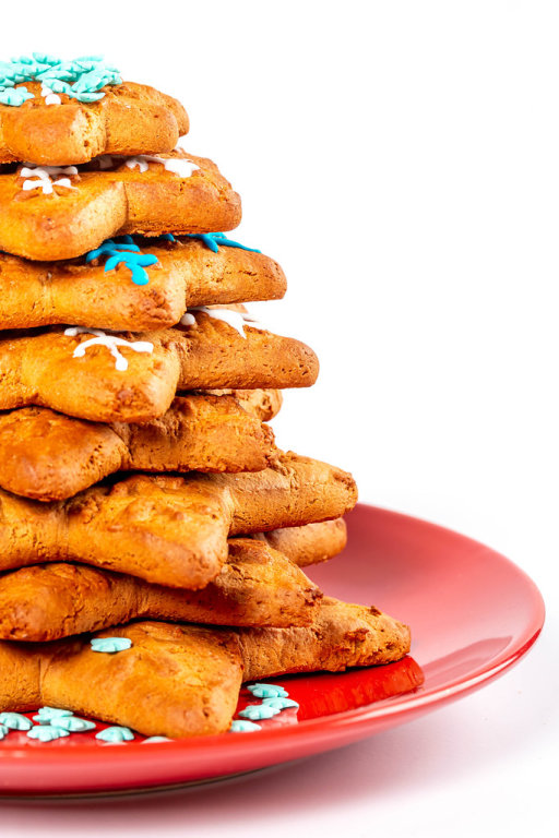 Close-up, gingerbread tree on a red plate