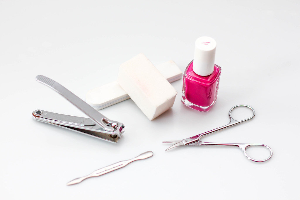 Nagelpflege-Produkte vor weißem Hintergrund