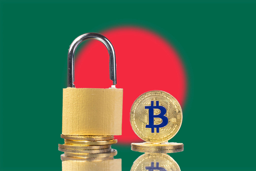 Vorhängeschloss auf Stapel goldener Bitcoin-Münzen mit Bangladeschs Flagge im Hintergrund