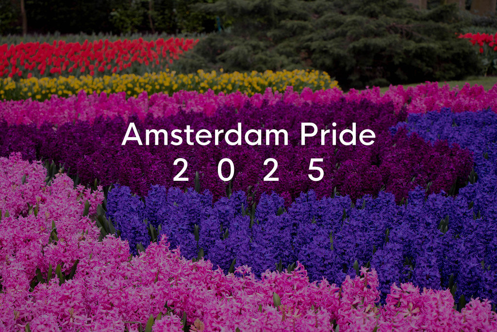 Bunte Blumenfelder in Regenbogenfarben, im niederländischen Keukenhof-Garten hinter dem Bildtitel Amsterdam Pride 2025