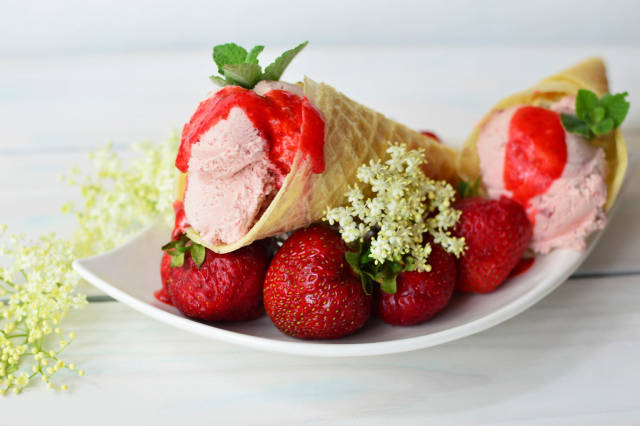 Selbstgemachtes Erdbeer-Eis