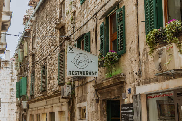Schild eines Restaurants in Split, Kroatien