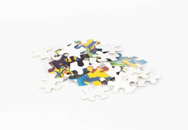 Puzzleteile vor weißem Hintergrund