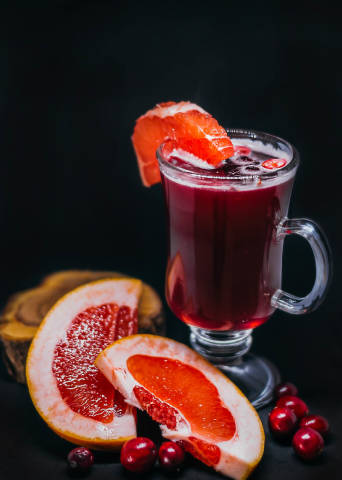 Heißgetränk mit Grapefruit und Cranberry
