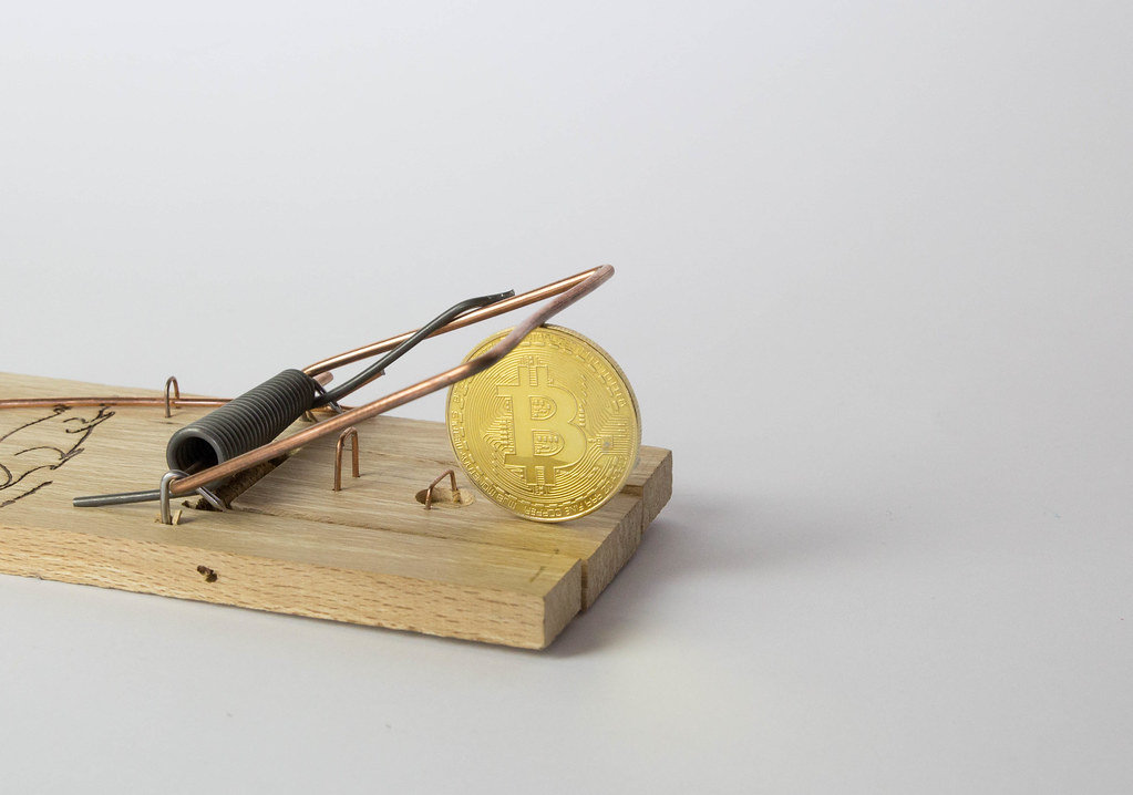 Goldener Bitcoin in einer Mausfalle