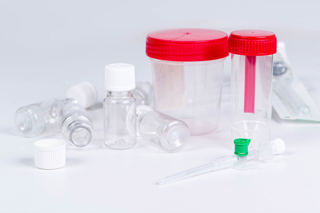 Plastic medical containers for analyzes and sampling