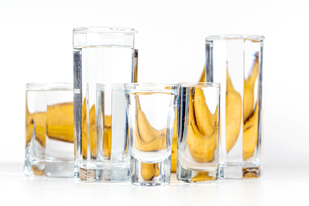 Distortion of the image of bananas with water in glasses