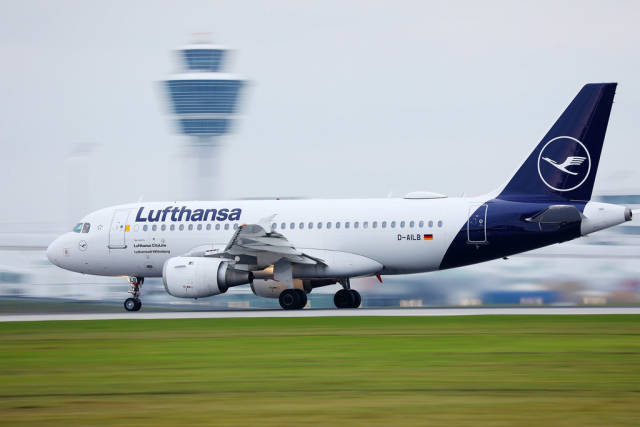 Lufthansa CityLine Airbus A319 taking off from Munich Airport, D-AILB