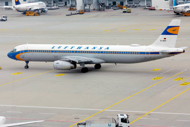 Lufthansa Retro Livery, A321, taxiing in Munich Airport, D-AIDV