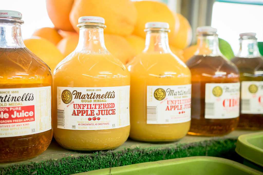 Glasflaschen mit Apfelsaft im Supermarkt