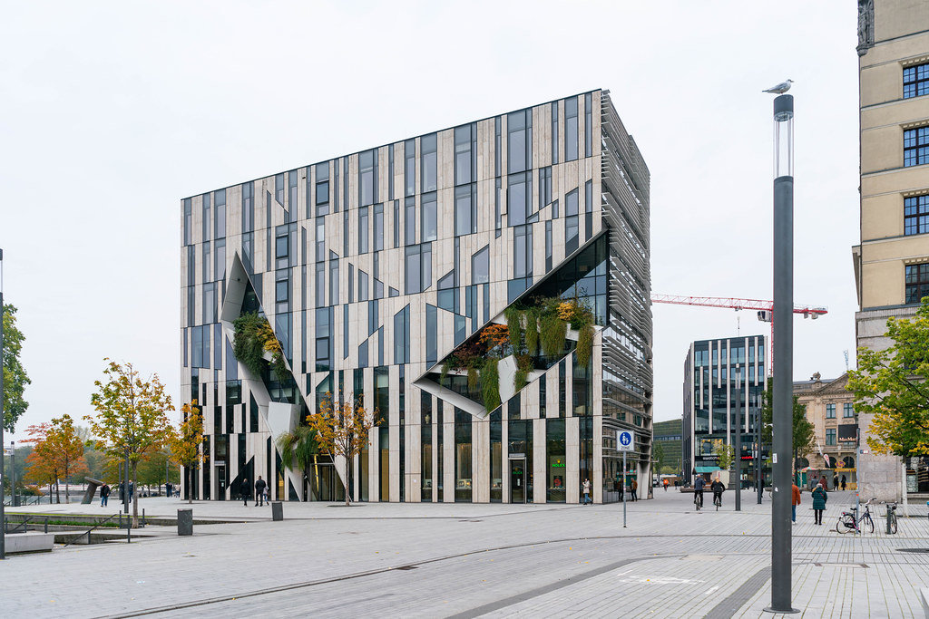 Upscale Kö Bogen shopping center building in Düsseldorf by Daniel Libeskind