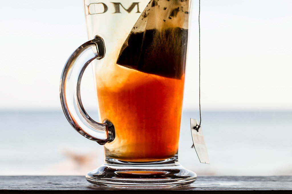 Nahaufnahme vom Früchtetee im Glas