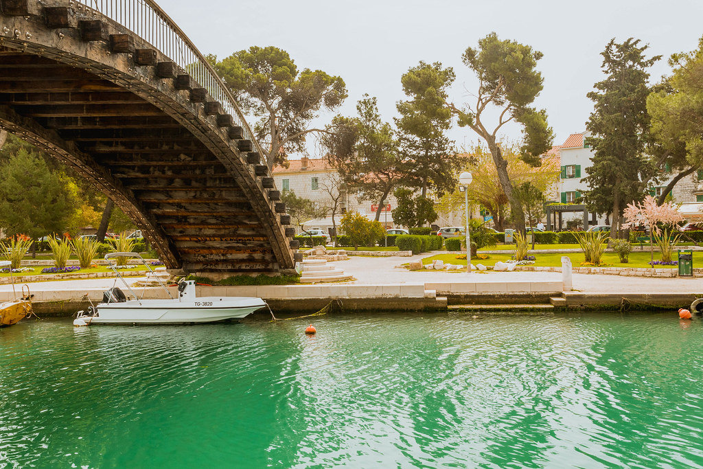 Boot liegt auf unter einer Brücke in Trogir