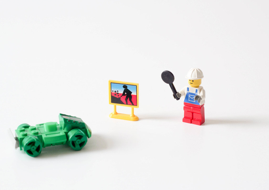 Pflasterer hält ein Auto an