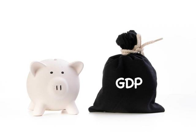 Rosa Sparschwein neben einem zugeknotetem schwarzen Geldsack und der Aufschrift GDP