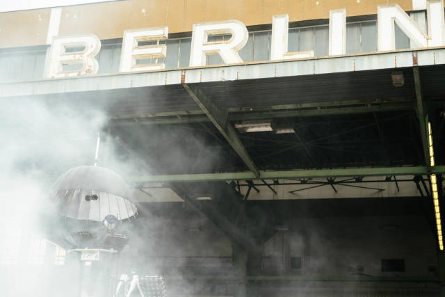DJ im Nebel-Rauch vor dem riesigen Berlin-Schild auf dem ehemaligen Flughafen in Tempelhof