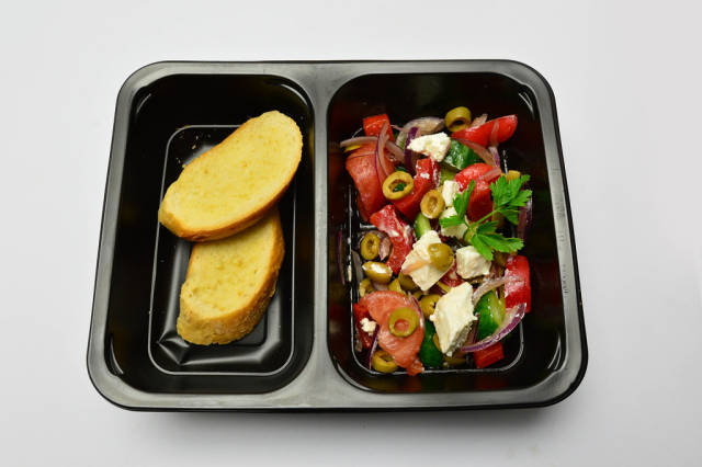 Toastbrot und Salat mit Fetakäse und Tomaten