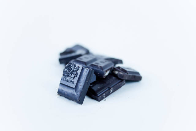 Dunkle Schokolade /  Chopped dark chocolate closeup