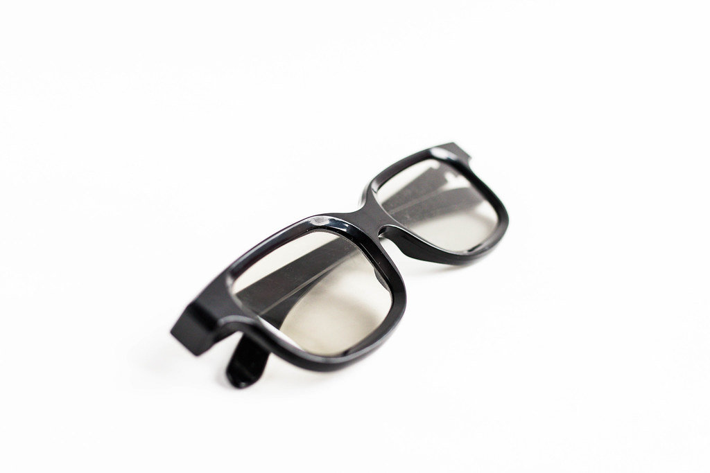 3D-Brille vor weißem Hintergrund